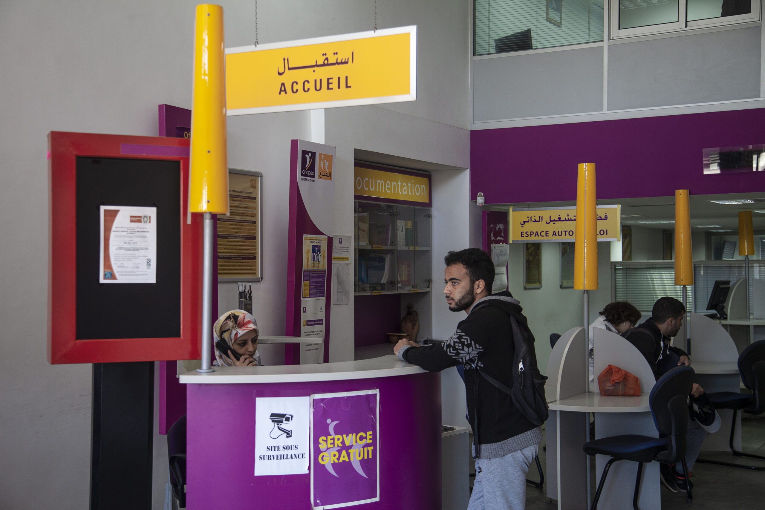 A person who migrated to Morocco goes to the reception of the Moroccan labour organisation.