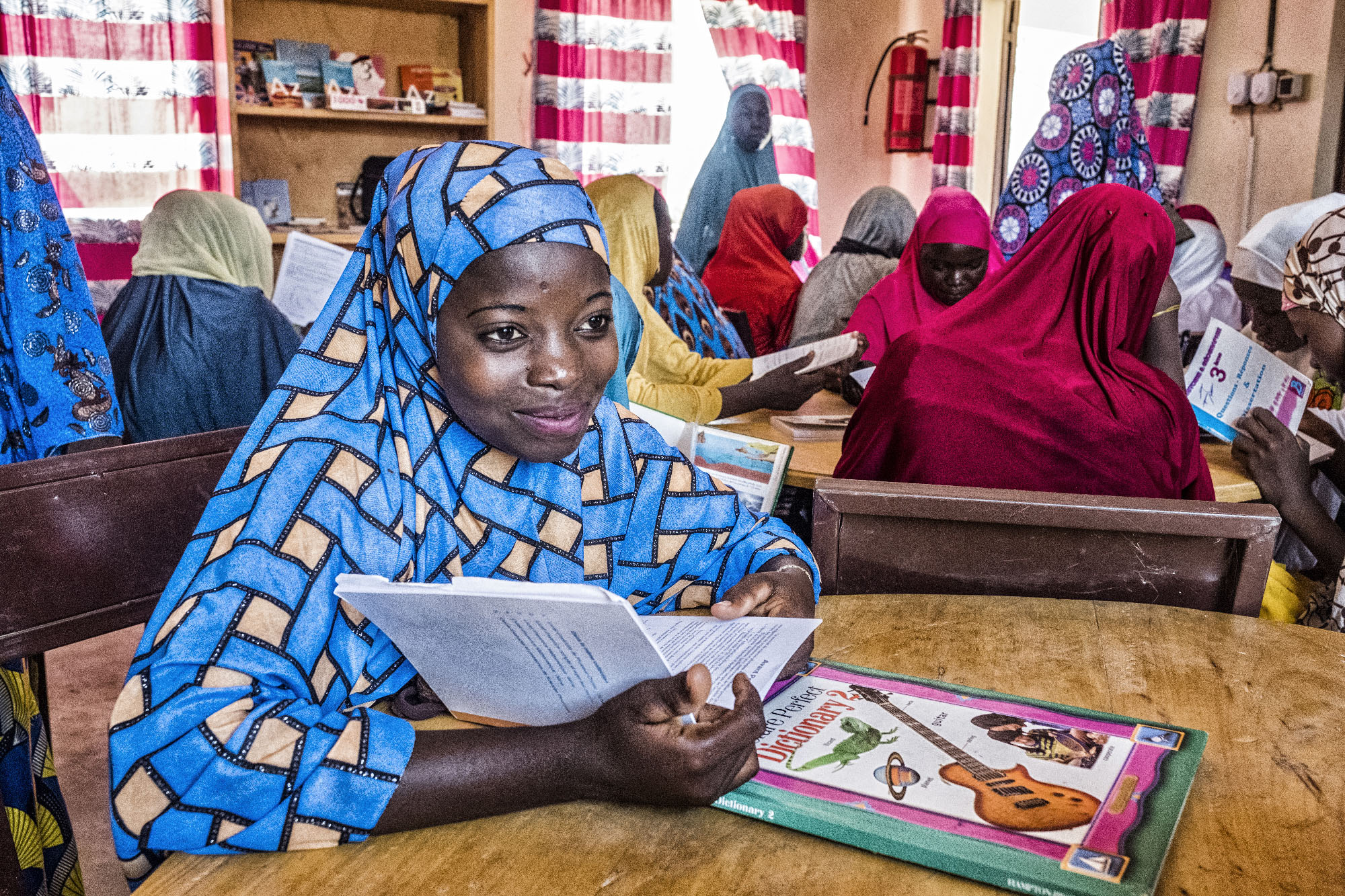 nigerien girl reading a book