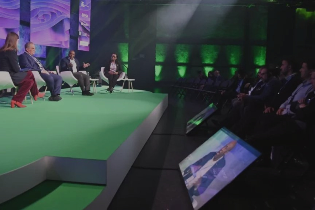 Experts from the African Union and the European Union debate together about opportunities given by digitalisation in a big conference hall.