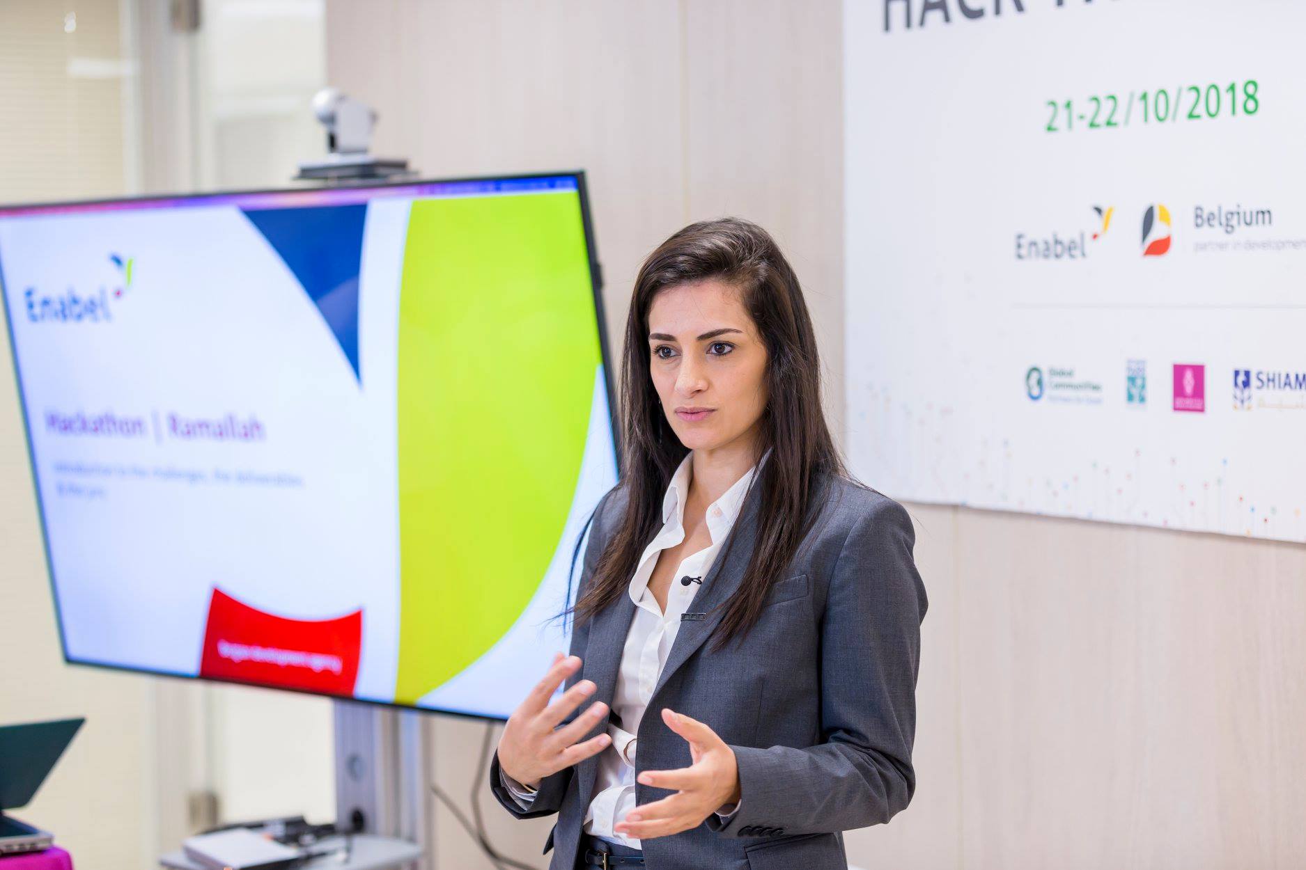 Woman pitching a story during the Enabel hackathon in Ramallah, Palestine.