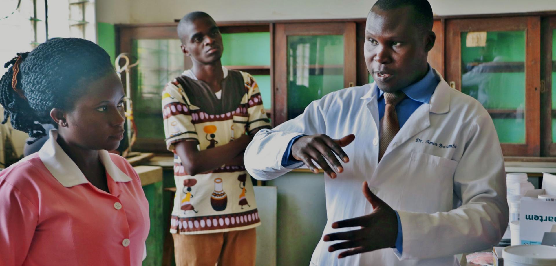 doctor talking with a nurse